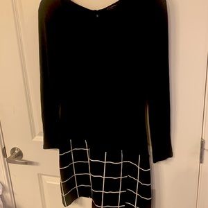 Stretchy mini dress with white/ black pattern